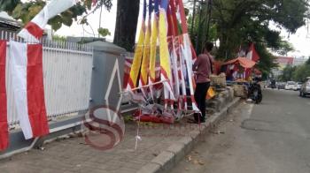 Hari Kemerdekaan Tinggal Menghitung Hari, Penjual Bendera Masih Sepi Pembeli